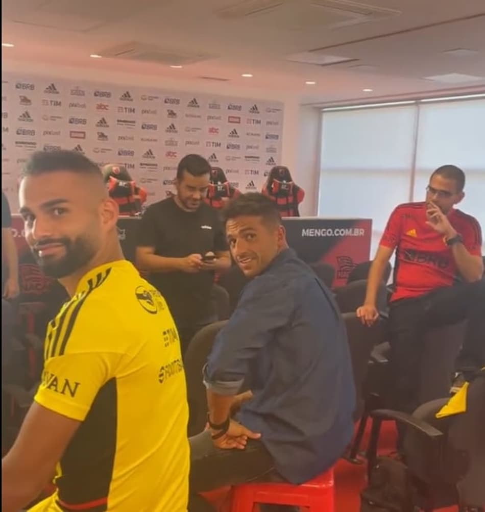 Diego, do Flamengo, interrompe e ironiza jornalista durante entrevista: ‘O homem das meias verdades’