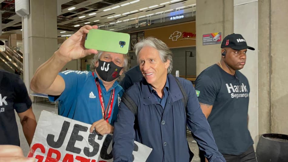 Jorge Jesus chega ao Rio para Desfile das Campeãs, confirma contato com o Fenerbahçe e diz que acompanha o Flamengo