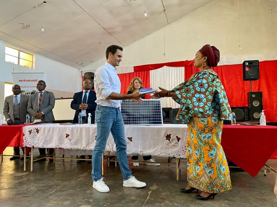 Roger Federer e Ministra do Malauí na entrega de 3 mil tablets