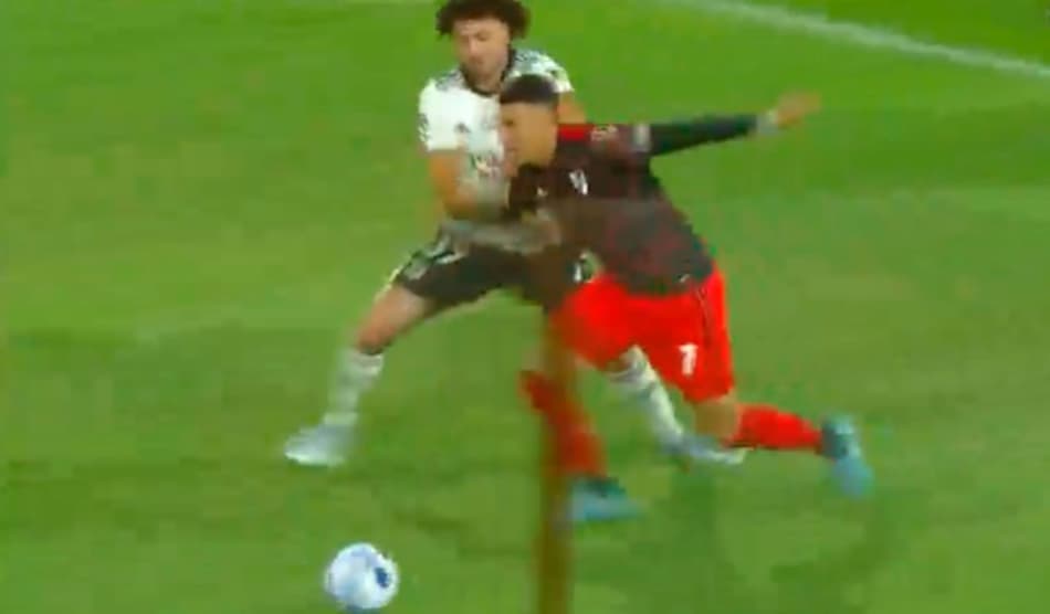 Em vitória do River Plate, atacante aparece com uniforme diferente