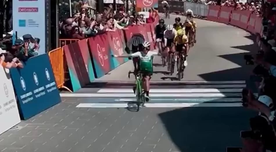 Ciclista cai em comemoração ao cruzar a linha de chegada pensando que tinha vencido prova; veja