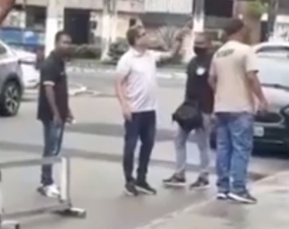 VÍDEO: Marcelo Cabo, técnico do CRB, bate-boca e chama torcedor para briga na rua: 'Desce aqui'