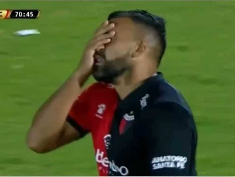 Ramón Ábila decepciona em início no Colón; saiba mais