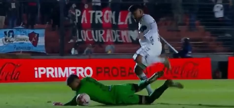 Goleiro erra na saída de bola e toma gol bizarro na Argentina; veja o vídeo