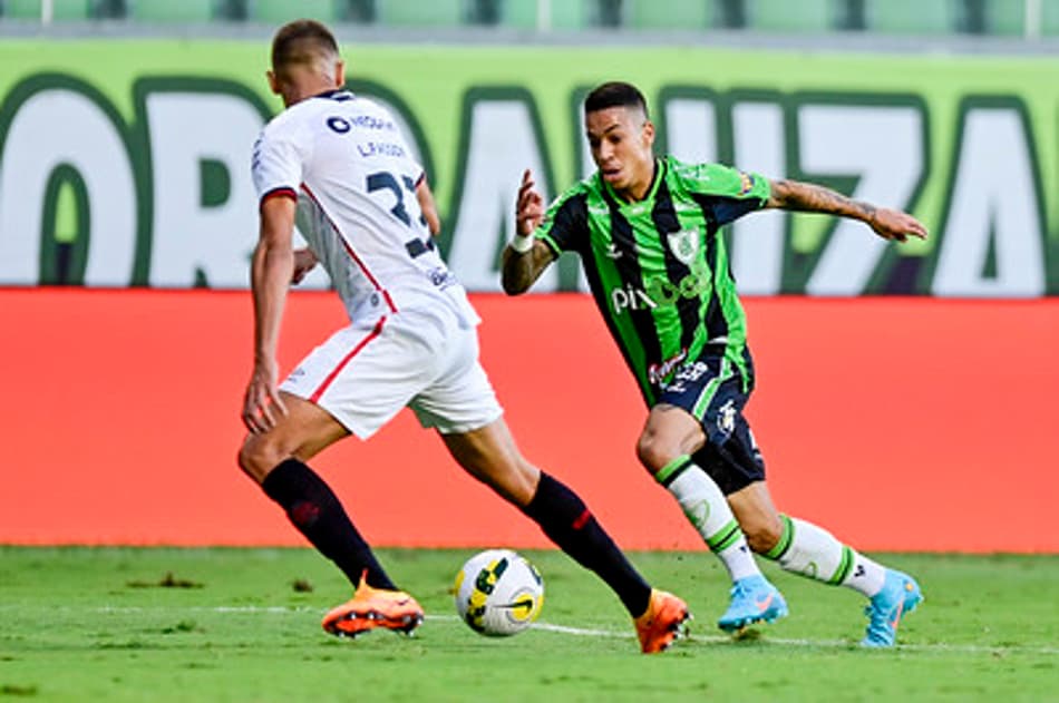 No dia do aniverário de 110 anos, América-MG bate o Athletico-PR pela quarta rodada do Brasileirão