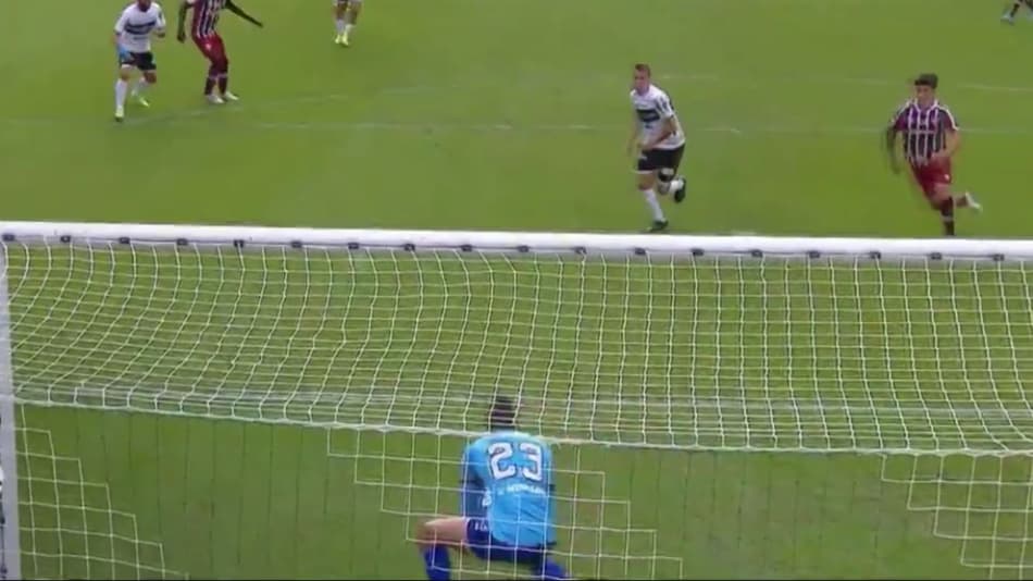 Muralha falha durante jogo entre Coritiba x Fluminense e web não perdoa