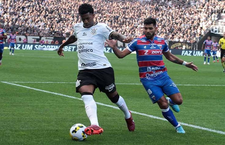 Mesmo com primeiro tempo ruim, Corinthians vence o Fortaleza com gol contra e assume a liderança