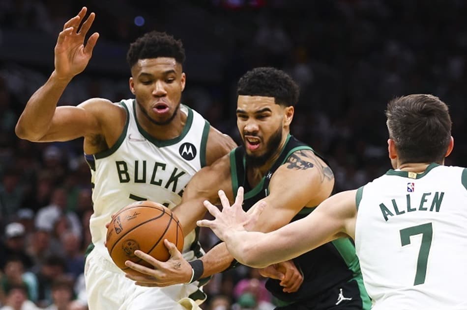 Com triplo-duplo de Antetokounmpo, Bucks rouba mando do Celtics
