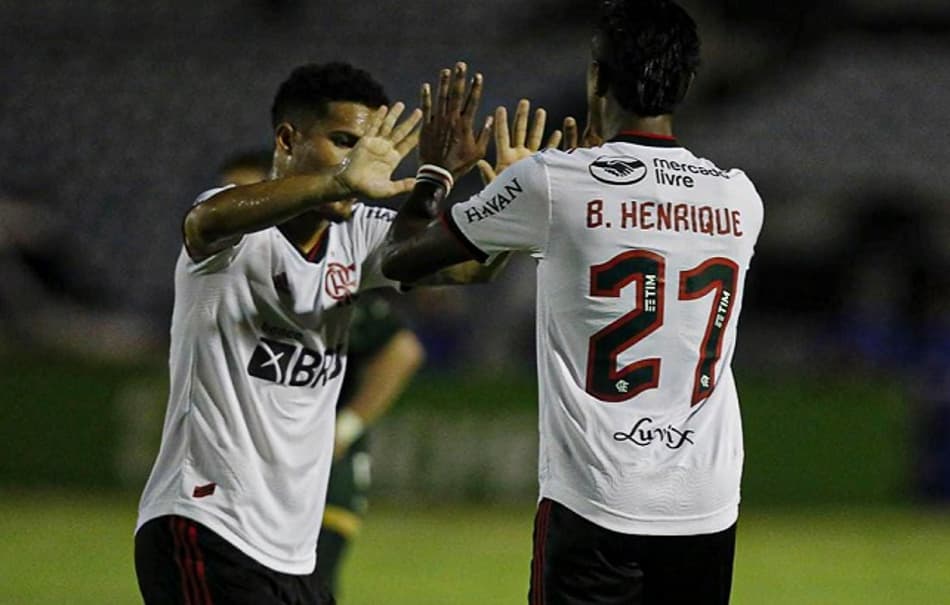 Flamengo vai mal em estreia da Copa do Brasil, mas vira e vence o Altos-PI