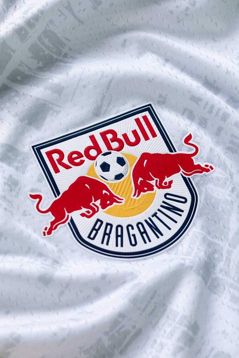 Com fornecedora inédita no Brasil, Red Bull Bragantino apresenta nova camisa; veja fotos