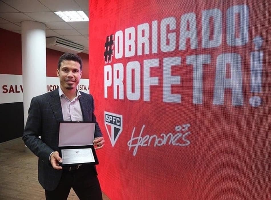 O dia que o Profeta parou! Torcida do São Paulo ovaciona Hernanes em sua aposentadoria