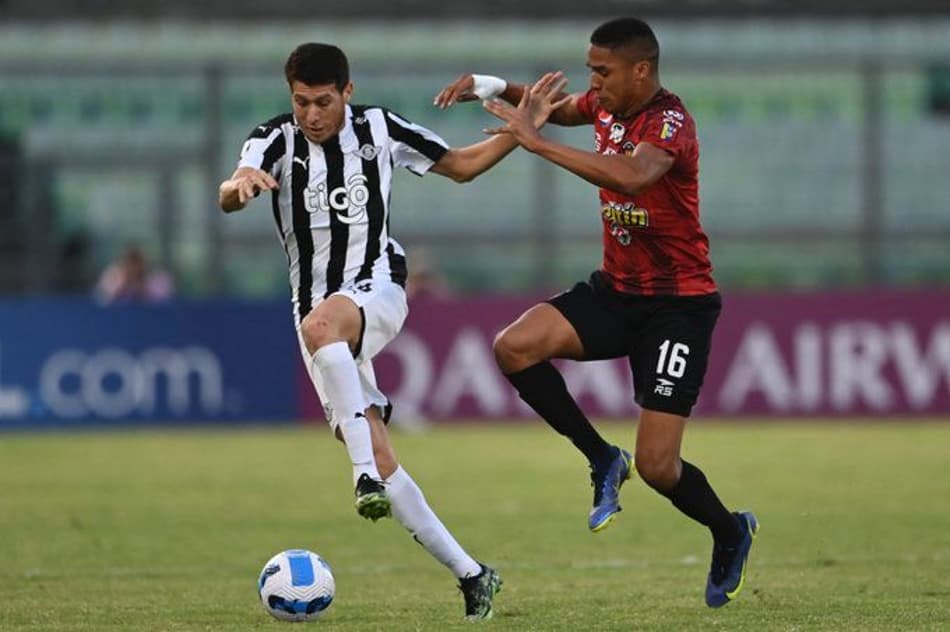 Caracas vence Libertad e manda Athletico-PR para lanterna de grupo da Libertadores