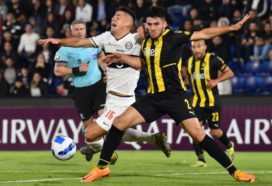 Olimpia vence Peñarol e continua sonhando com vaga na Libertadores