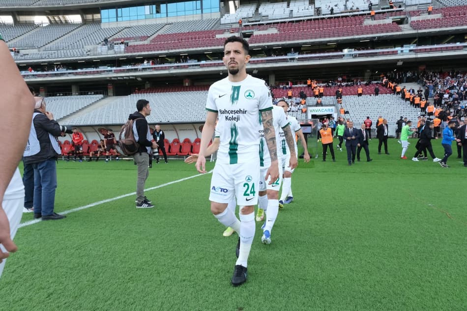 Flavio brilha, comanda Giresunspor e garante clube turco na elite: ‘Missão cumprida’