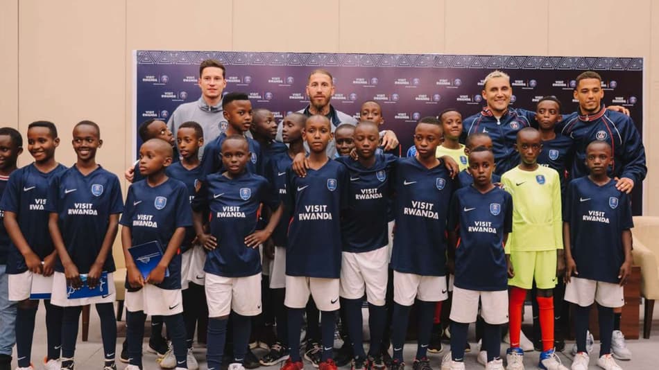 Jogadores do PSG aproveitam dias de folga para conhecer pontos turísticos de Ruanda