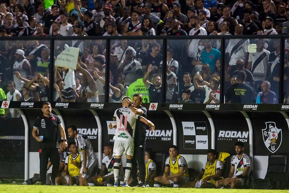 Pec marca, Vasco vence o CSA em São Januário e encosta no G4 da Série B