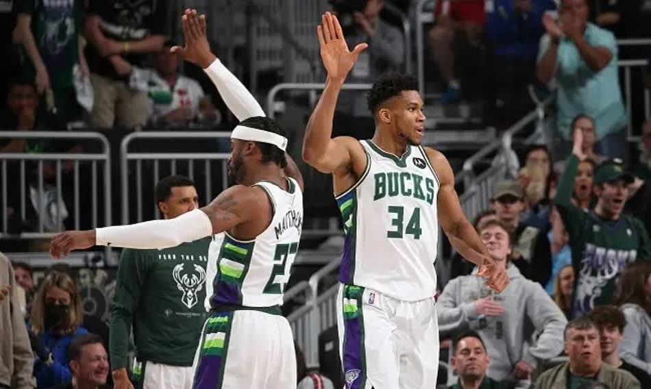 Antetokounmpo domina e Bucks volta a liderar série contra o Celtics