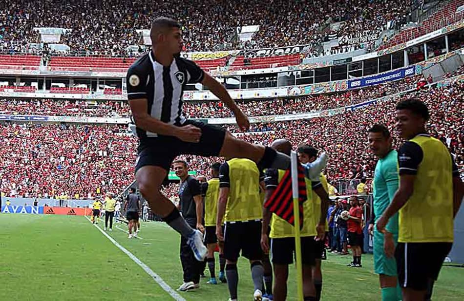 VÍDEO: assista ao gol do Botafogo na vitória sobre o Flamengo em clássico pelo Brasileirão