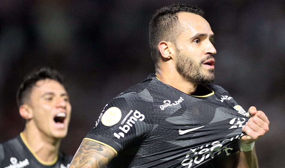 Renato Augusto marca, Corinthians bate o Bragantino e mantém liderança do Brasileirão