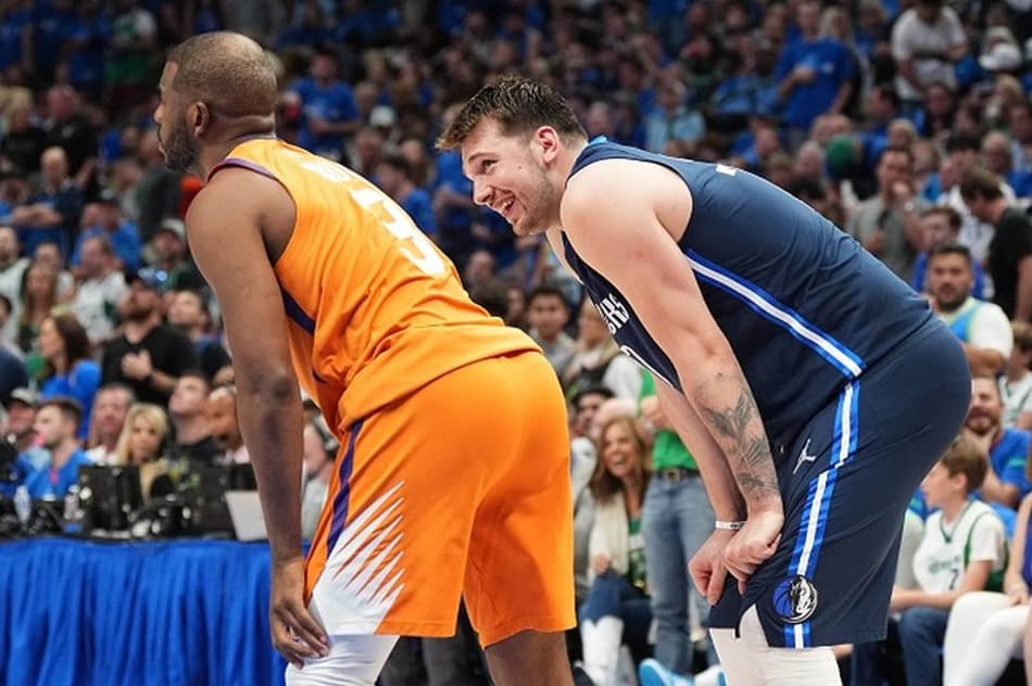 Mavericks aproveita outra noite ruim de Chris Paul e empata série com Suns
