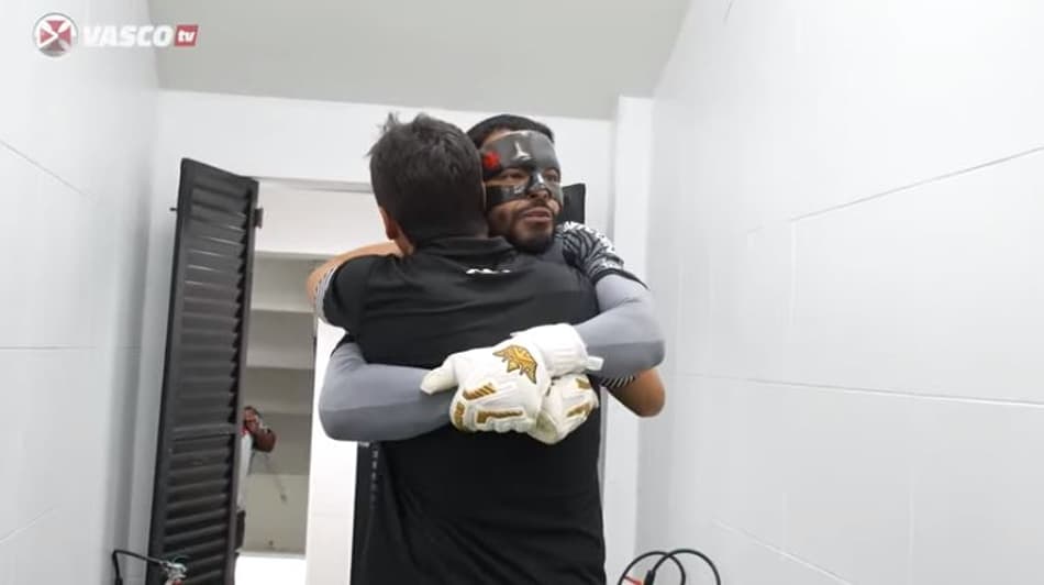 Apoio a Zé Ricardo, hino do clube e festa da torcida: confira os bastidores da vitória do Vasco sobre o CSA