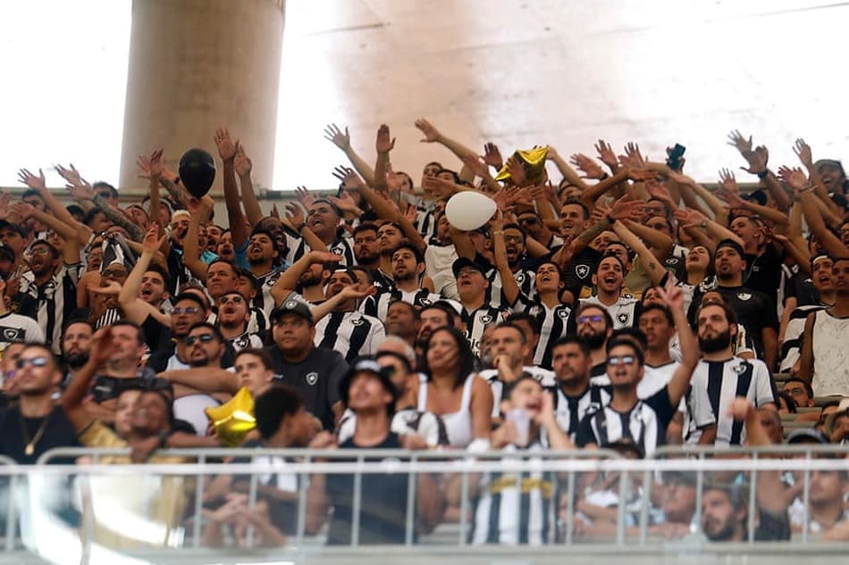 VÍDEO: Torcida do Botafogo grita ‘torcida de teatro’ em direção a do Flamengo após vitória