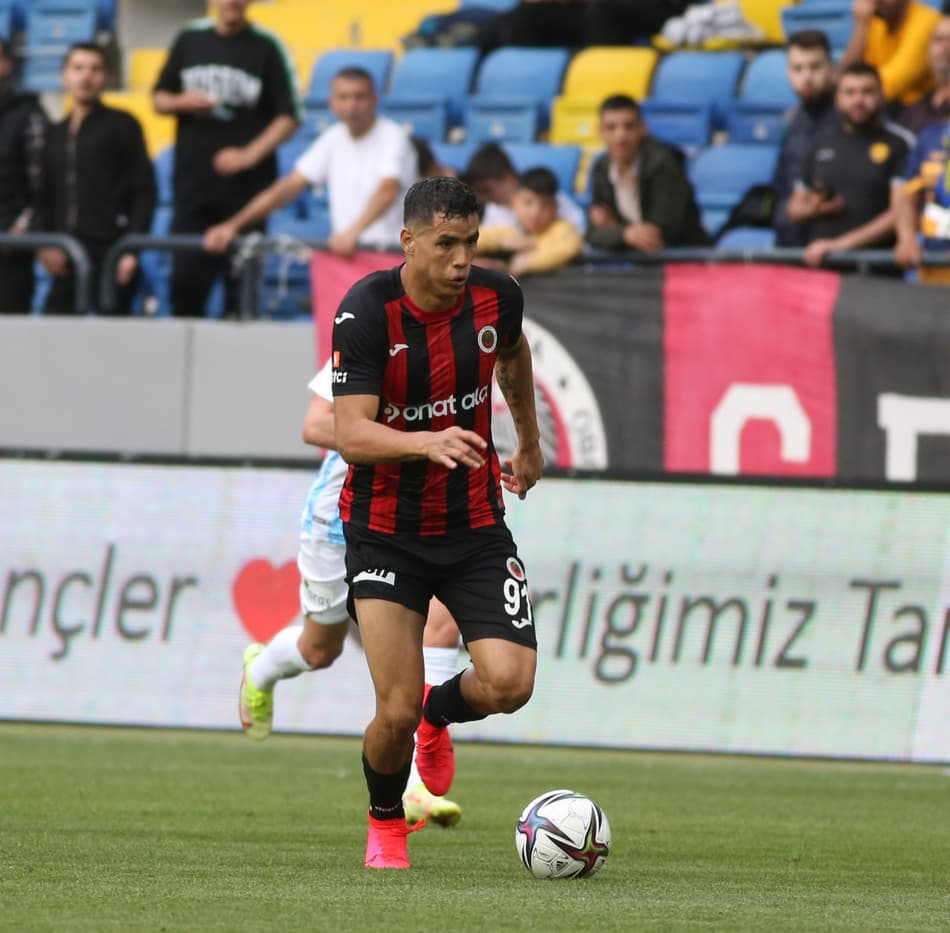 Atacante brasileiro Sandro fala sobre boa temporada na Turquia