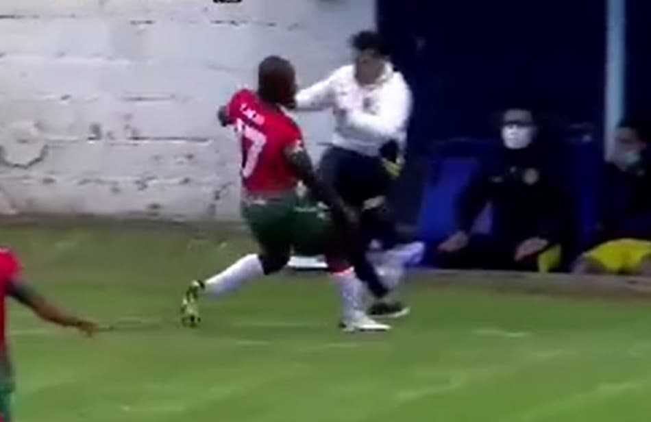 No futebol equatoriano, técnico acerta adversário com voadora