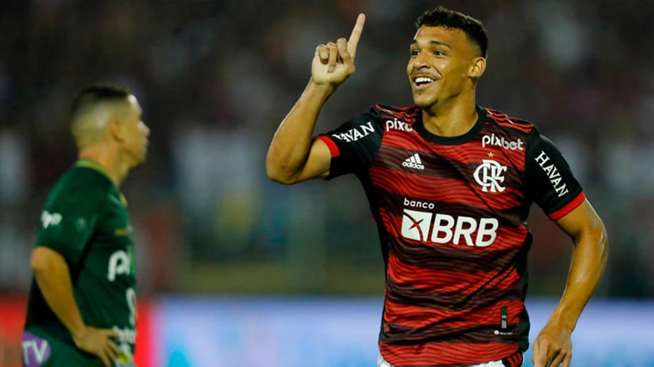 Aniversariante do dia, Victor Hugo celebra primeiro gol pelo Flamengo