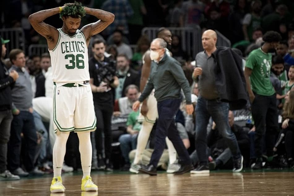 Marcus Smart erra, mas defesa de Holiday impressiona