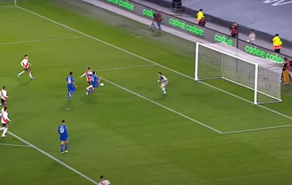 Atacante perde gol inacreditável e seu time é eliminado; confira