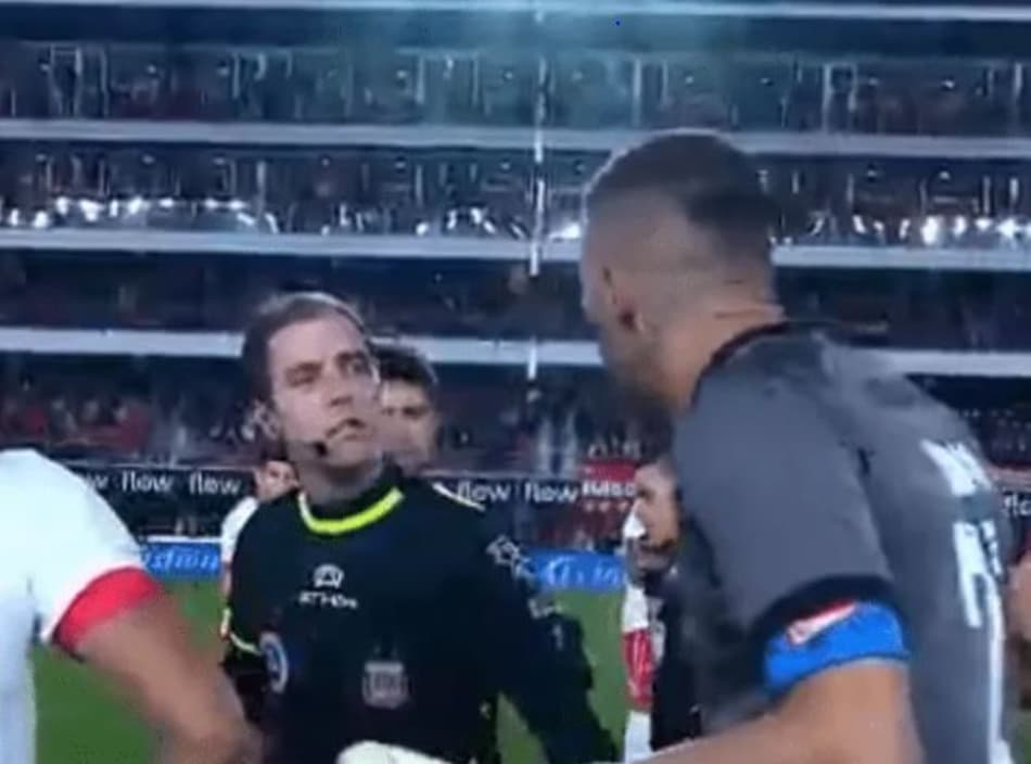 Árbitro e goleiro batem boca antes de cobranças de pênalti; confira