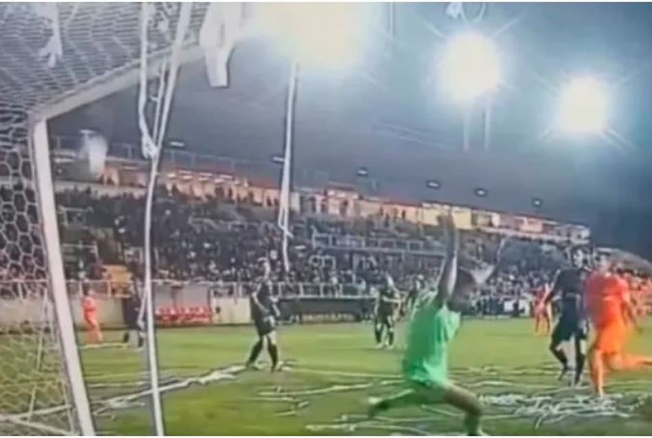 Erro histórico! Arbitragem confirma gol que não teve bola no gol; assista