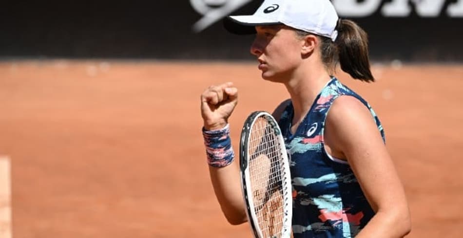 Swiatek domina Jabeur e ergue, em Roma, seu 5º troféu seguido