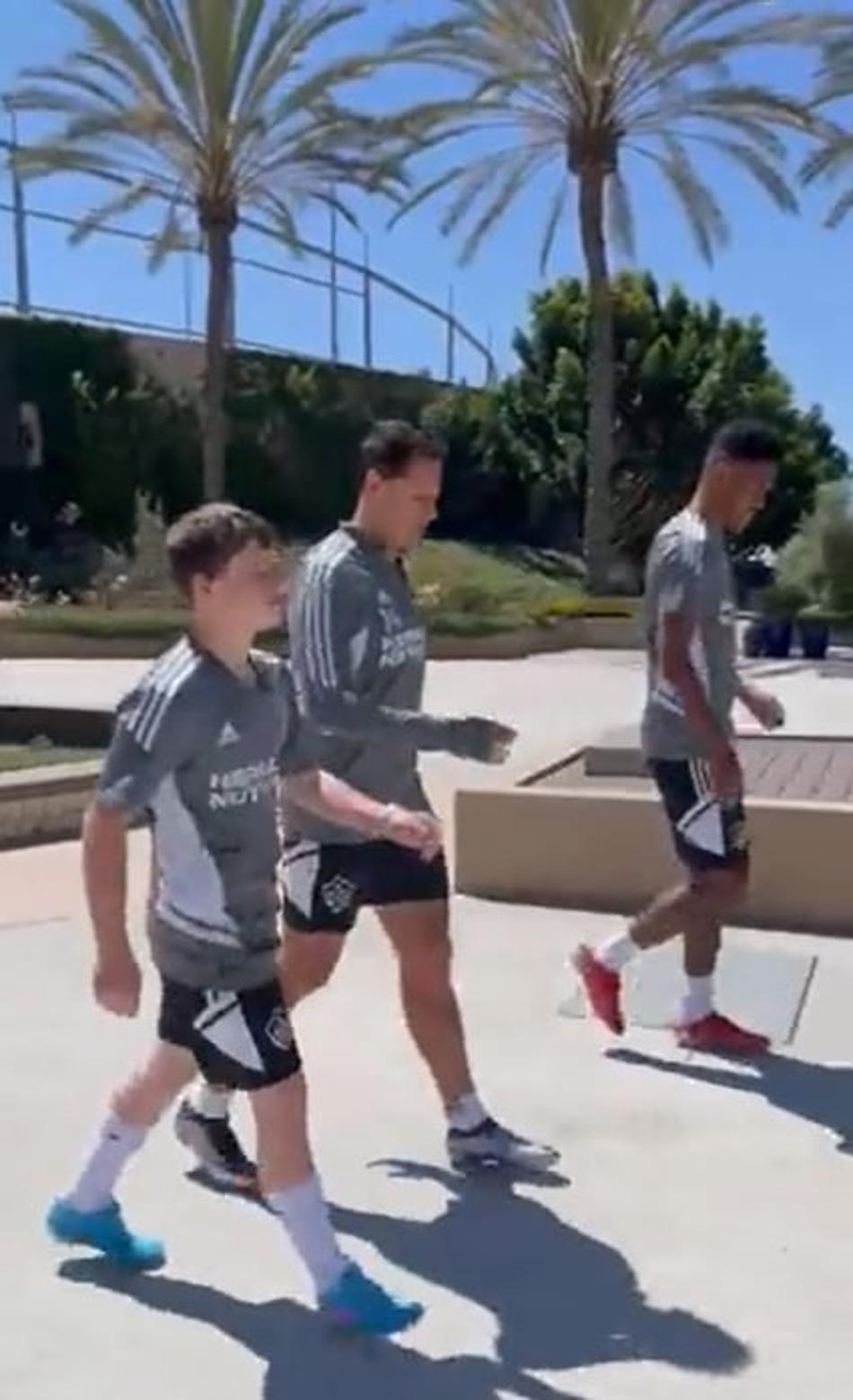 Menino refugiado da Ucrânia recebe carinho de astro mexicano; veja o vídeo