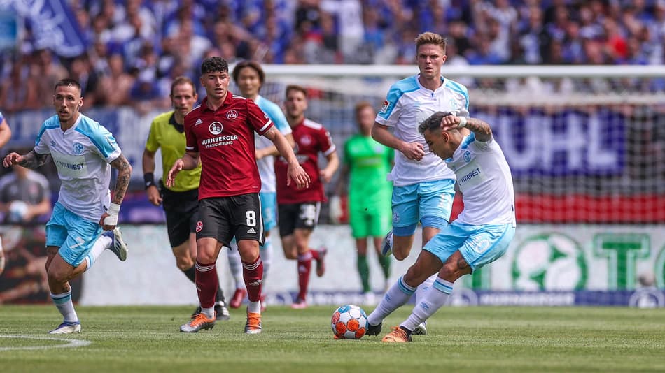 Schalke 04 vence com gol do meio-campo e conquista a segunda divisão da Alemanha; veja o vídeo