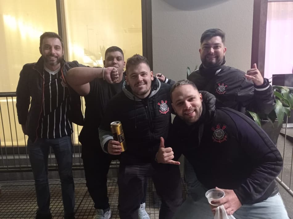 VÍDEO: Torcedores do Corinthians chegam a Buenos Aires e brincam com argentinos