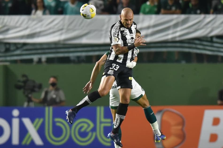 ATUAÇÕES: Maicon vai bem na zaga, mas Bustos erra tudo em derrota do Santos