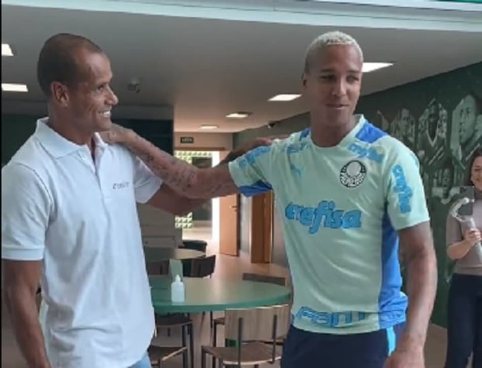 VÍDEO: Rivaldo e Deyverson se encontram no CT do Palmeiras; assista