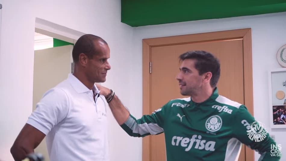 VÍDEO: Rivaldo visita CT do Palmeiras e recebe elogios de Abel: 'Jogava para cara***'
