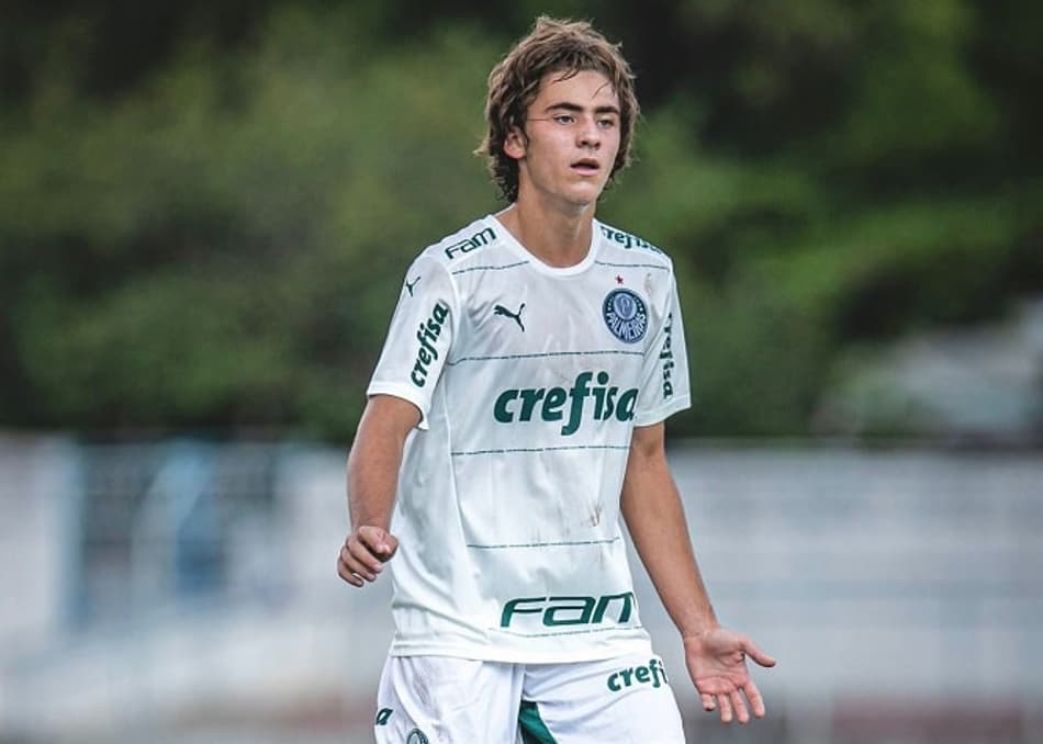 Paulo Souto celebra dois gols marcados em goleada do Palmeiras na Paulista Cup Sub-16