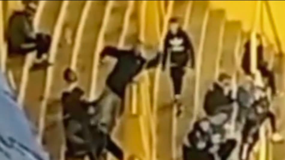 VÍDEO: Torcedor do Boca é flagrado fazendo gestos racistas em direção à torcida do Corinthians