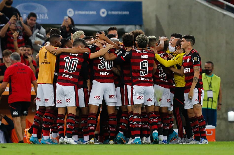 VÍDEO: jogadores do Flamengo se unem e abraçam Paulo Sousa após gol na Libertadores
