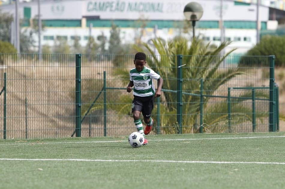 Conheça Erick Pereira, brasileiro de oito anos da base do Sporting