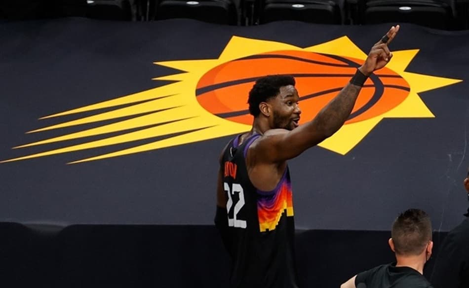 Em baixa no Suns, Deandre Ayton atrai interesse de vários times