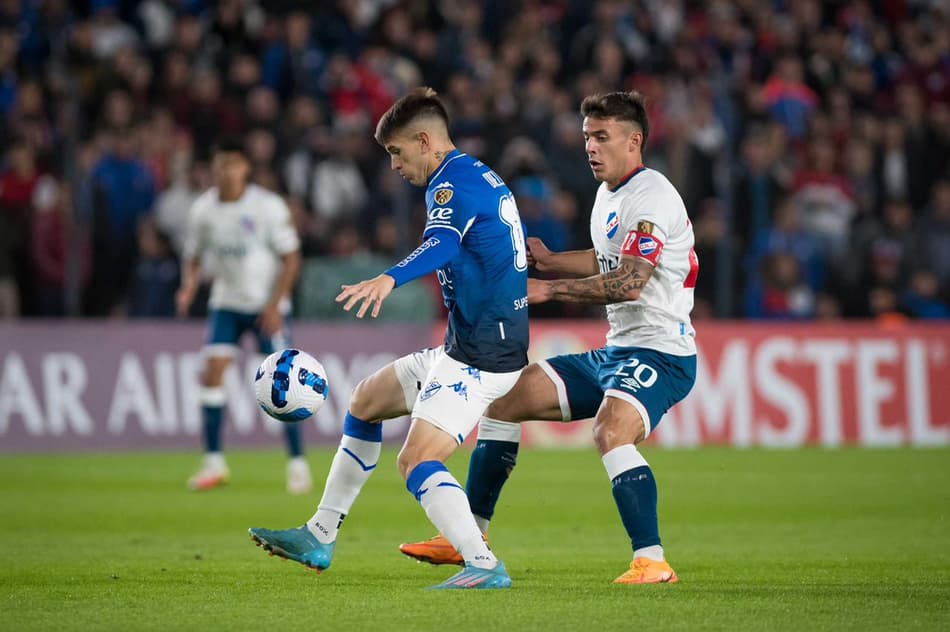 De virada, Vélez marca no final, vence Nacional e complica situação do Bragantino