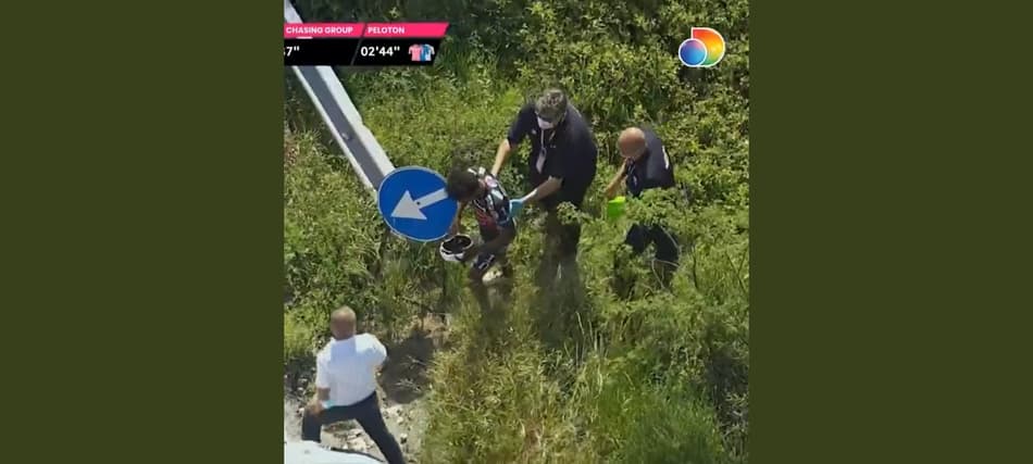 Ciclista erra curva durante corrida na Itália e vai parar em matagal