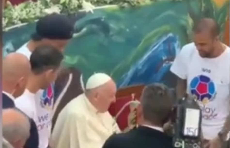 Ronaldinho e Daniel Alves são recepcionados pelo Papa Francisco em visita ao Vaticano