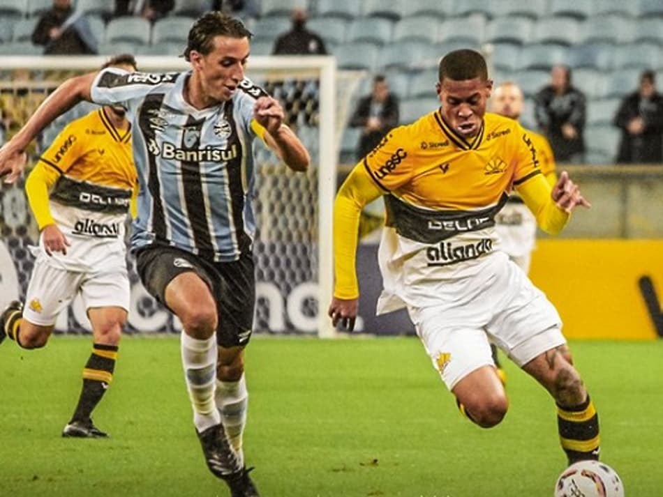 Elkeson após novo tropeço do Grêmio: ‘Tem que pedir desculpa’