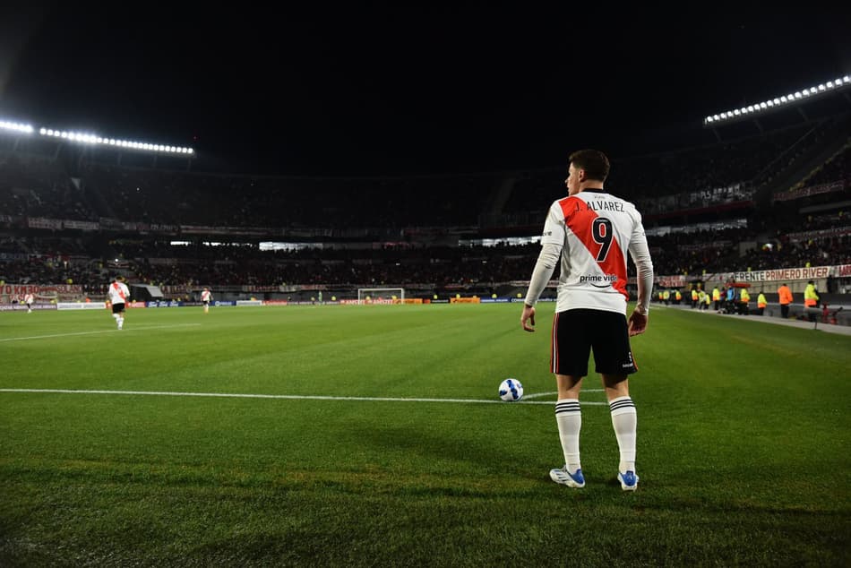 River Plate goleia Colo-Colo e garante vaga na Libertadores